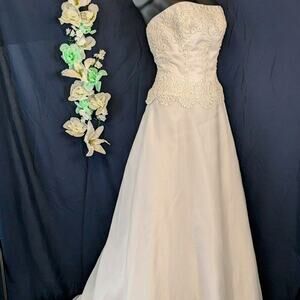 Size 8  NWT (bridal) Lady Eleanor  white wedding gown. sample dress